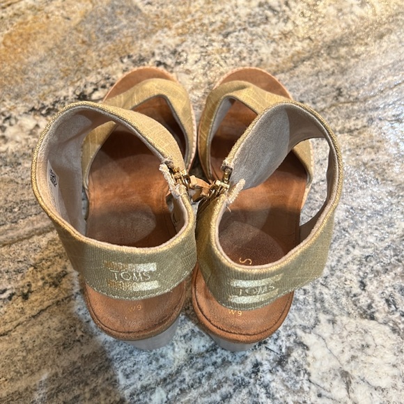 Tom’s shoes - Picture 3 of 7